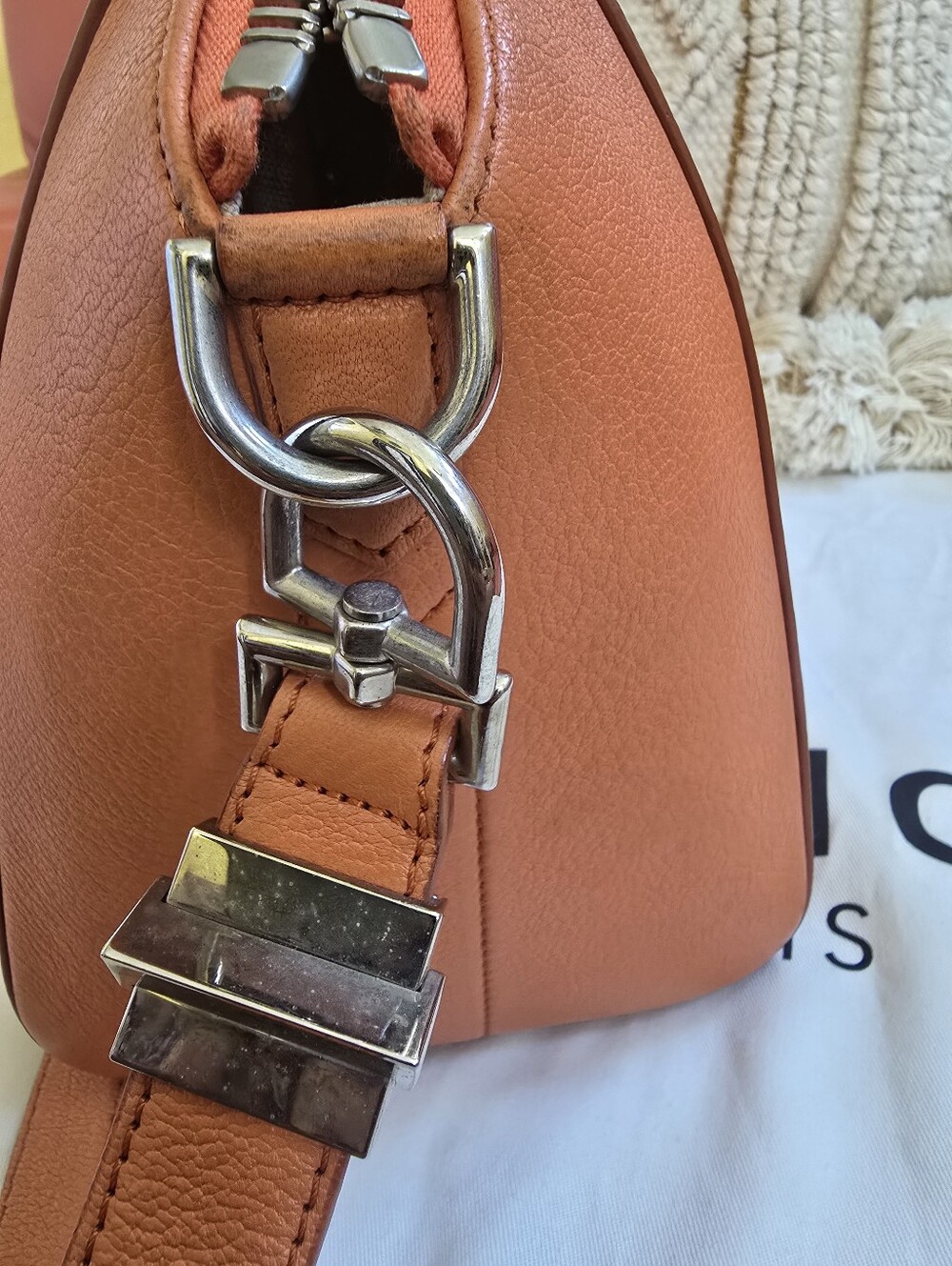 Givenchy Orange  Antigona Shoulder Bag  Goatskin Leather. - Picture 4 of 16